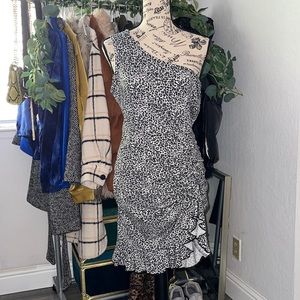 One sleeve print dress.